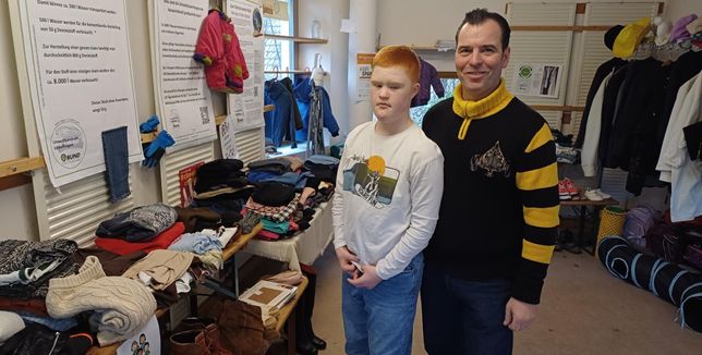 Schüler Aiden und Lehrer Markus Scheu im Tausch-Raum im Umweltzentrum.
